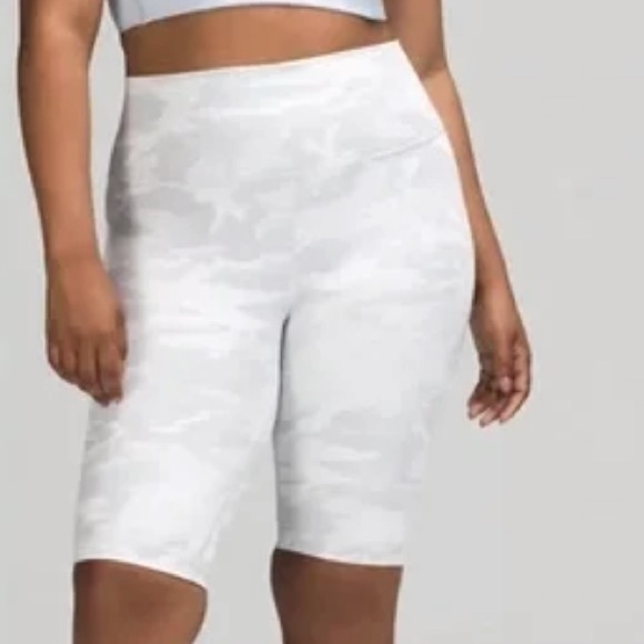 LULULEMON WUNDER UNDER HR SHORT 10” WHITE AND GRAY COLOR SIZE 12 NWT - Picture 1 of 3